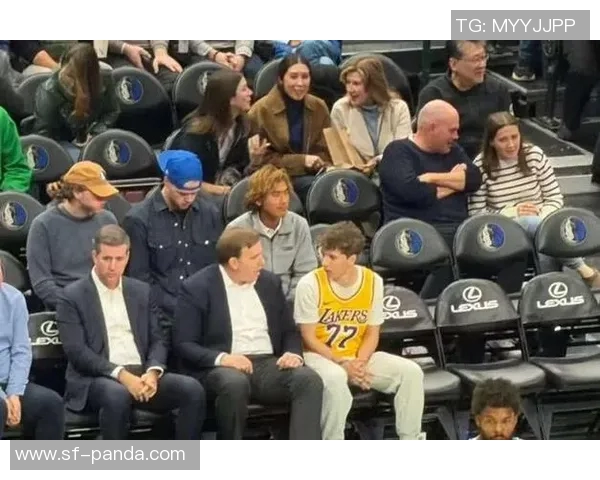 独行侠老板现场观战NBA中国赛女兆日月笑容成经典表情包 独行侠老板现场观战NBA中国赛女兆日月笑容成经典表情包